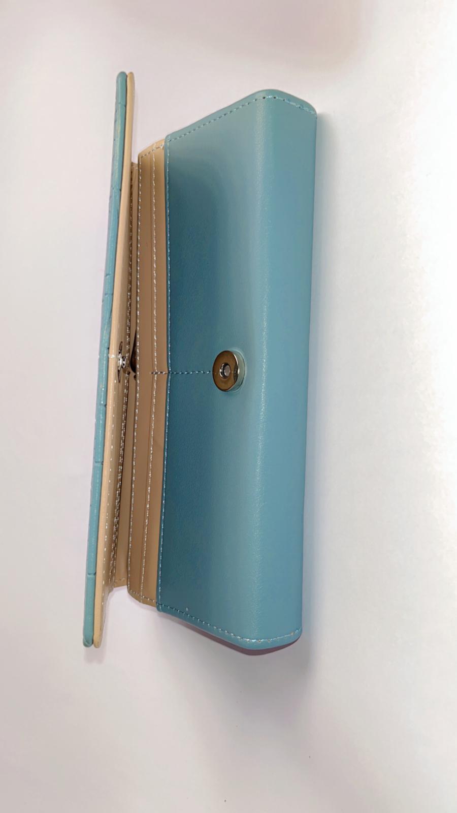 Elegant Beige Crocodile-Embossed Long Wallet for Women – Snap Closure & Spacious Interior