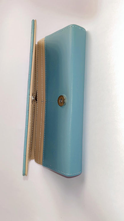 Elegant Beige Crocodile-Embossed Long Wallet for Women – Snap Closure & Spacious Interior