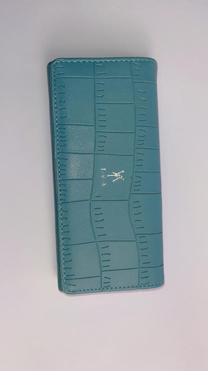 Elegant Beige Crocodile-Embossed Long Wallet for Women – Snap Closure & Spacious Interior